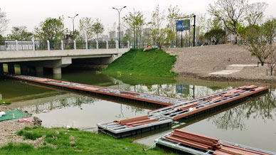 鹽城市口袋公園水上浮棧橋開工建造安裝